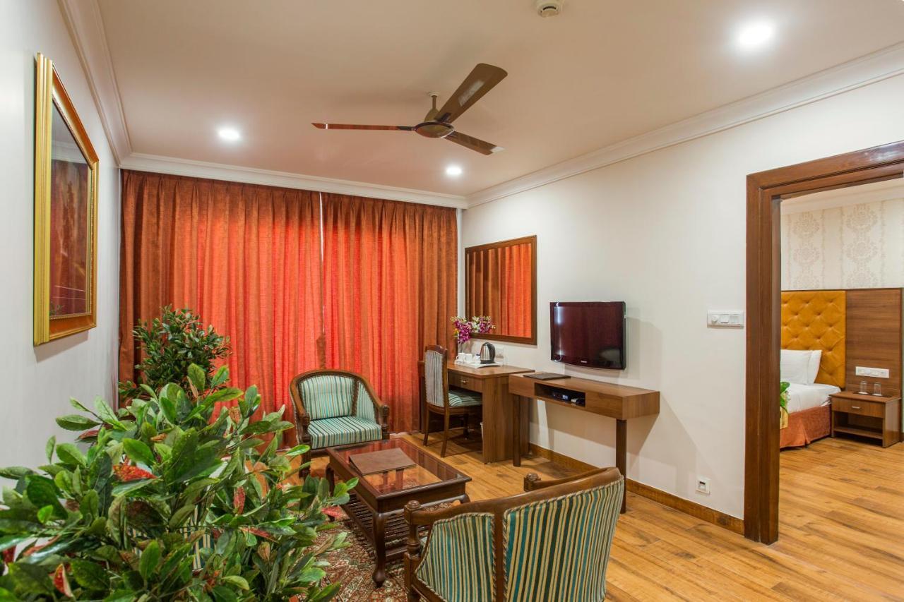 The Grand Regency Hotel Rajkot Bagian luar foto