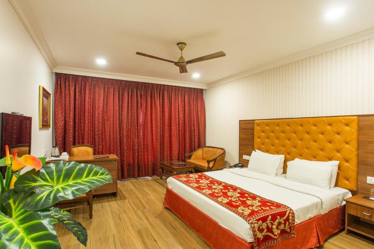 The Grand Regency Hotel Rajkot Bagian luar foto