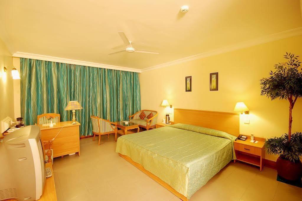 The Grand Regency Hotel Rajkot Bagian luar foto