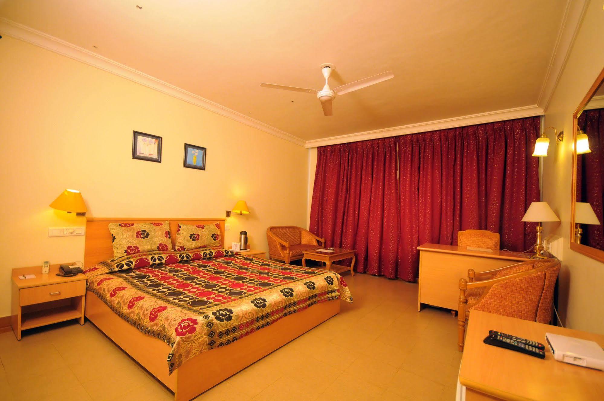The Grand Regency Hotel Rajkot Bagian luar foto