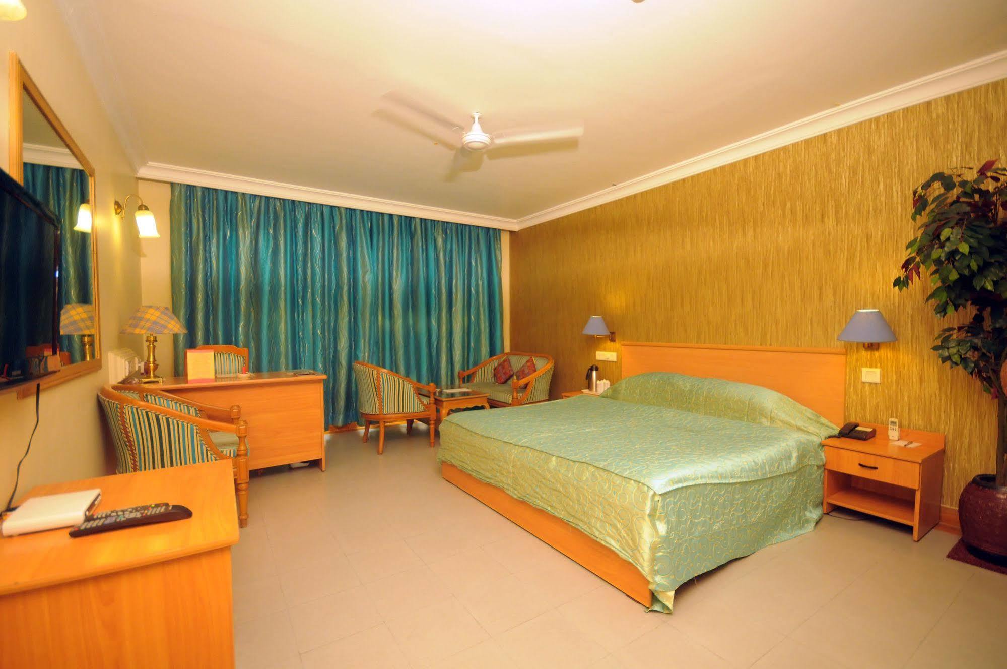 The Grand Regency Hotel Rajkot Bagian luar foto